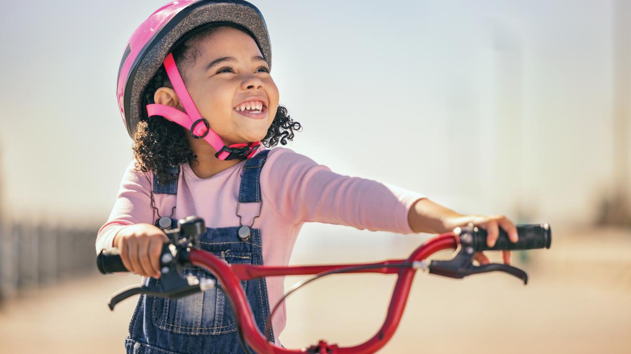 Enfant portant un casque de vélo Disney
