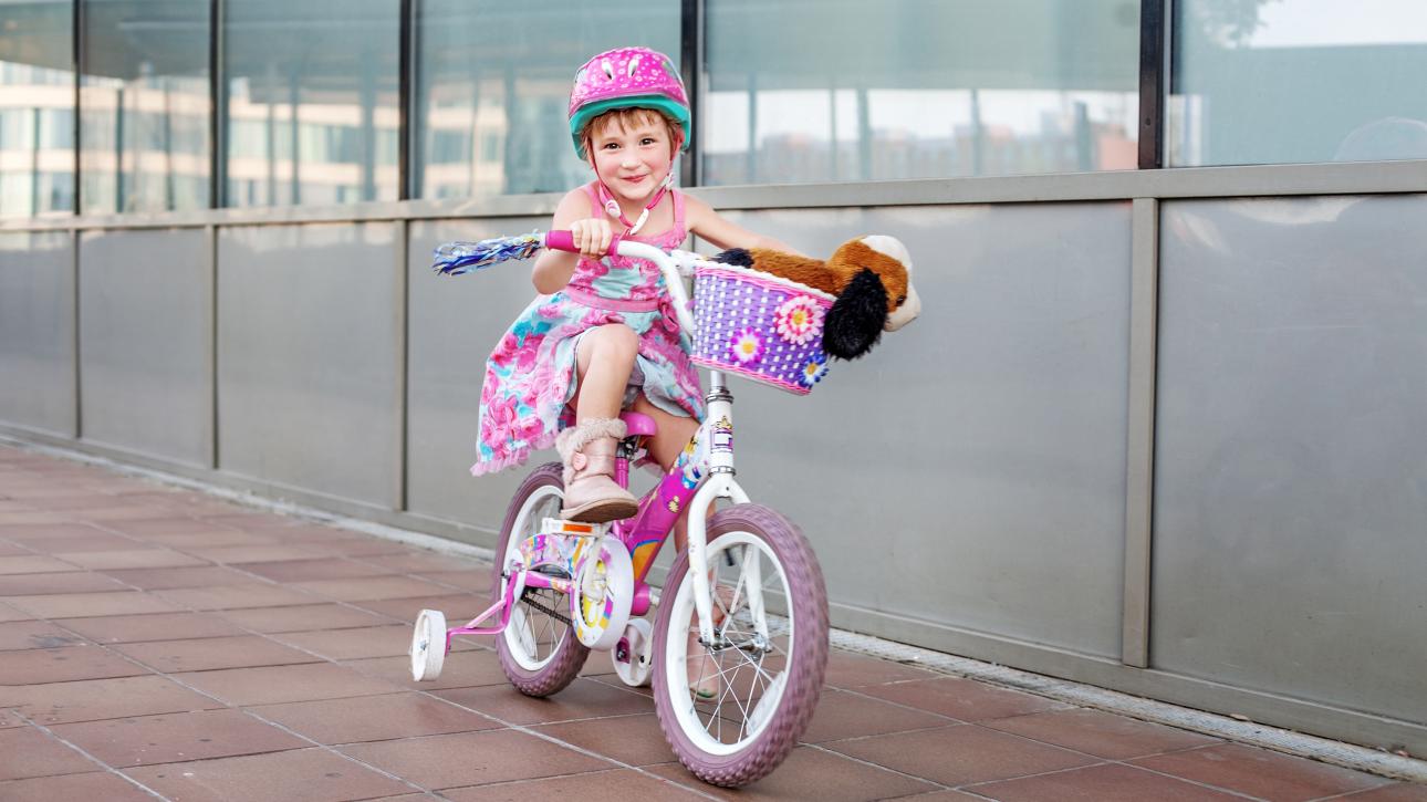 enfant qui fait du vélo dans la rue